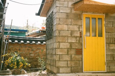 Pencereli eski ahşap kapı