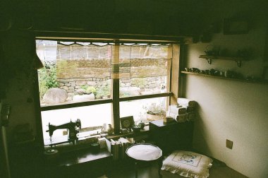 Modern bir binanın içinde.