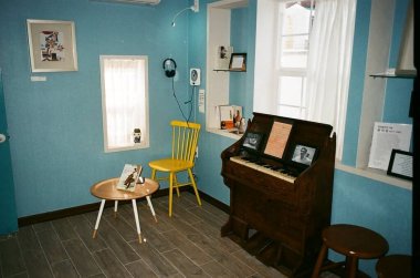 Modern bir binanın içinde.