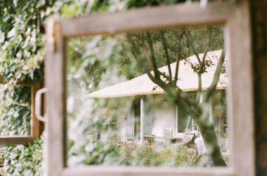 bir bardak su ile pencere