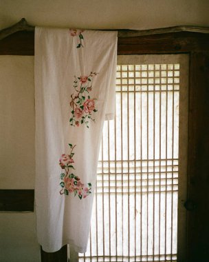 Pencereli eski ahşap kapı