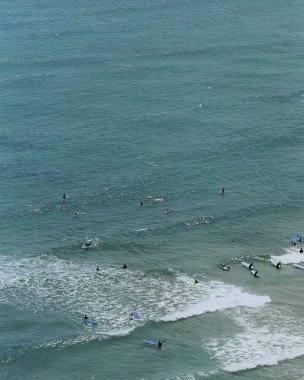 Deniz manzarası ve İsrail 'in kuzeyindeki Akdeniz dalgaları.