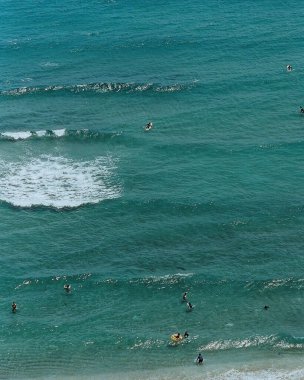 Okyanusta sörf yapmak.