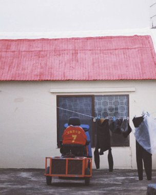 Sırt çantası ve su dolu çantası olan bir adam.