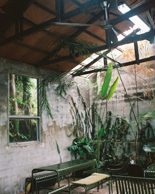 Şehirde terk edilmiş eski bir ev.