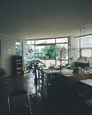 Modern bir binanın içinde.