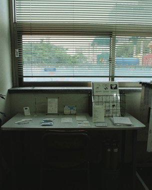 Şehirde terk edilmiş eski bir ev.