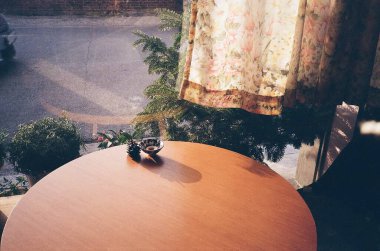 Masanın üzerinde güzel düğün süsleri var.