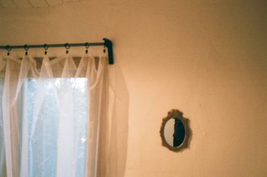 Beyaz arkaplanı olan eski ahşap pencere