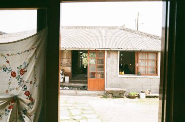 Şehirdeki eski pencere