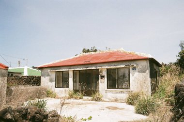 Beton adasında pencereli bir ev