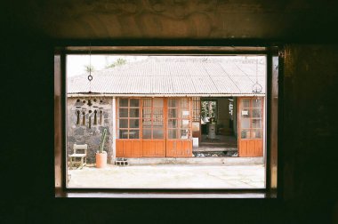 Şehirdeki bir evin penceresi