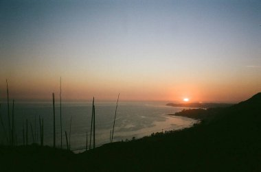 Denizin üzerinde güzel bir gün batımı