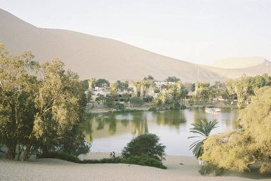 Dağlardaki nehrin güzel manzarası