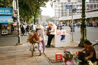 Sokakta yürüyen insanlar
