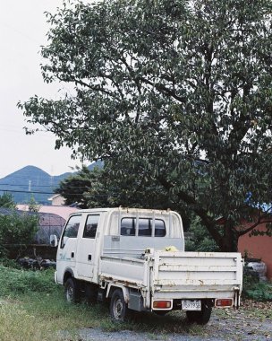 Ormandaki eski paslı araba.