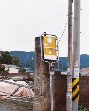 Bir sürü farklı renkte paslı metal yol tabelası