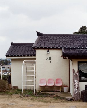 Pencereden eve bir manzara