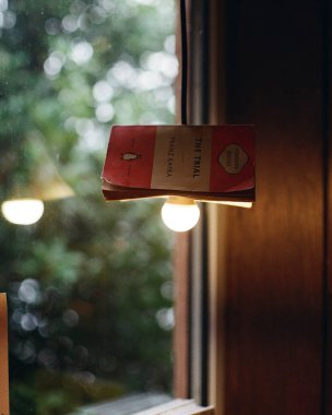 ahşap masa üzerine kitaplar