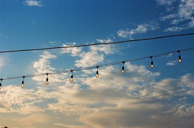 asılı halat ve mavi gökyüzü