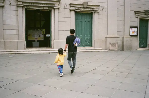 Genç aşık bir çift şehirde yürüyor.