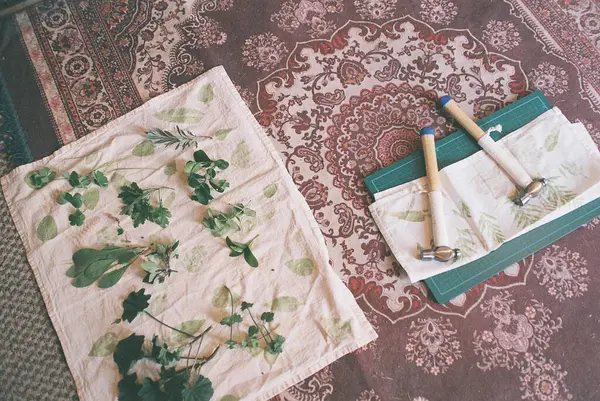 Beyaz masadaki eski kitap, kitap ve kuru yaprakların üst görünümü