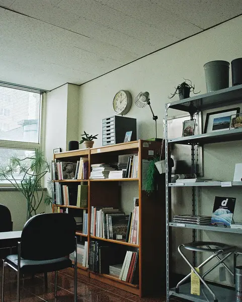 Modern bir ofisin içinde.