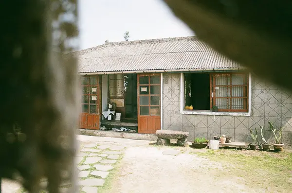 Penceresi olan eski ahşap pencere