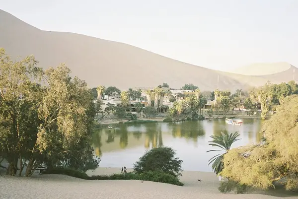 Dağlardaki nehrin güzel manzarası