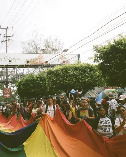 tel aviv avrael 18 Haziran 1919 Tel Aviv sokaklarındaki gay onur yürüyüşüne katılan bilinmeyen insanların görüntüsü
