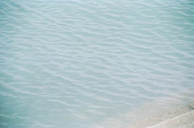 Sahilde deniz dalgaları