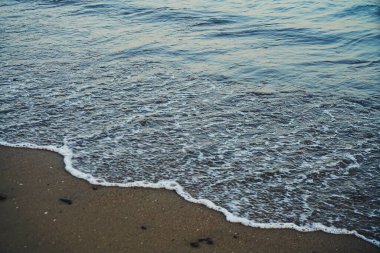 Mavi dalgalı deniz suyu