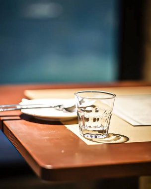 Restorandaki ahşap bir masada boş bir bardak..
