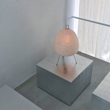 Modern bir apartmanın içinde.