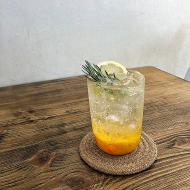 Buzlu ve limonlu bir bardak portakal suyu.