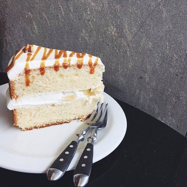 Kremalı ve kremalı çikolatalı pasta..