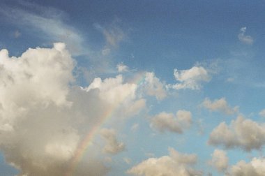 Bulutları ve mavi gökyüzü.