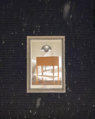 Bir bardak beyaz şaraplı pencere.