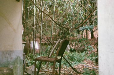 Şehirde terk edilmiş eski bir ev.