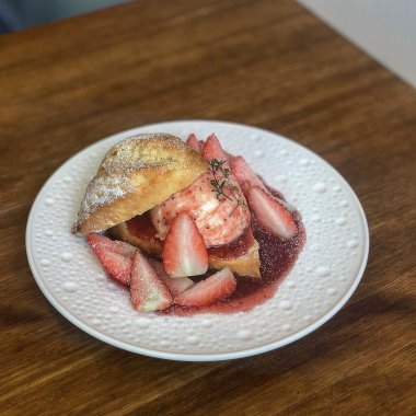 Krem şantili ve beyaz tabakta çilekli lezzetli çilekli pasta.