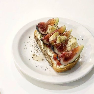 Peynirli tost, incirli incirli..