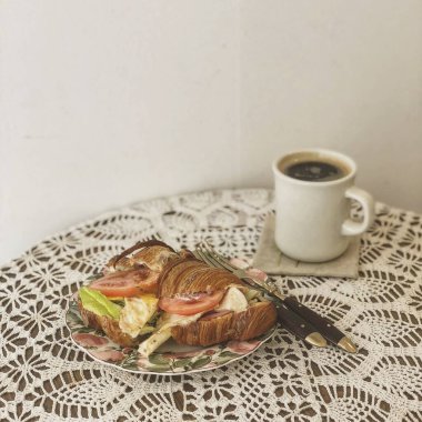 Lezzetli taze ekmek ve yumurta.