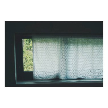 Modern bir evin penceresi