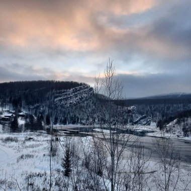 Tepeler güzel kış manzarası kar ile kaplı.