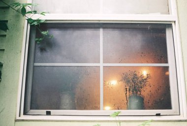 bir bardak su ile pencere