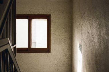 Pencereli eski ahşap kapı