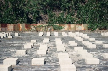 Taşı ve haçı olan bir mezarlık