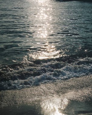 Dalgalar ve suyla güzel bir sahil.