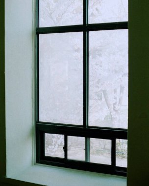 Beyaz duvarlı pencere