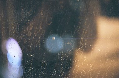 Pencere camına yağmur damlaları